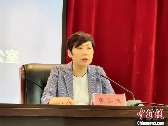 图为青海省人民政府国有资产监督管理委员会副主任张海满介绍人才支持政策等情况。　祁增蓓 摄