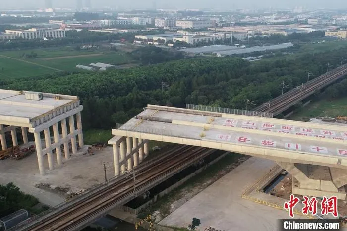 经过奋战，2.5万吨“V”型刚构墩转体桥成功转体。　刘锋 摄