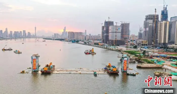 广州车陂路-新滘东路隧道工程(黄埔大道至新港东路)项目完成首节沉管安装。　 郝洺 摄