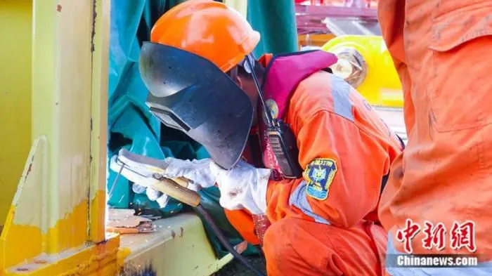深中通道项目施工人员正进行管节对接准备工作。广州打捞局刘炳辉摄。