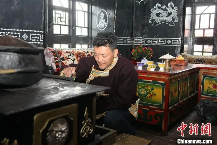 近日，35岁的藏族青年巴登在西藏自治区林芝市巴宜区鲁朗镇扎西岗村的家里接受中新社记者采访。中新社记者 陈小愿 摄 　