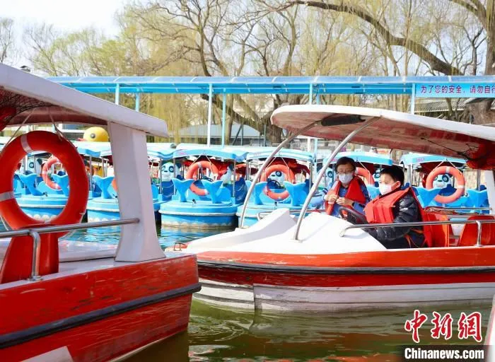 图为游客在陶然亭公园乘坐5G“智慧游船”。　易海菲 摄