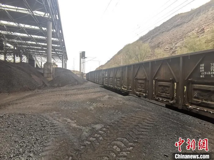 图为山西大同黄土坡煤炭集运站等待外运的煤炭。　高瑞峰 摄