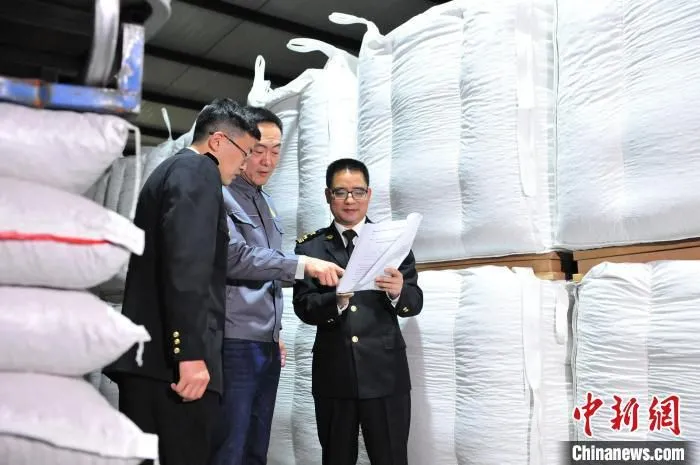 海关关员在出口花生企业调研。　陈星华 摄