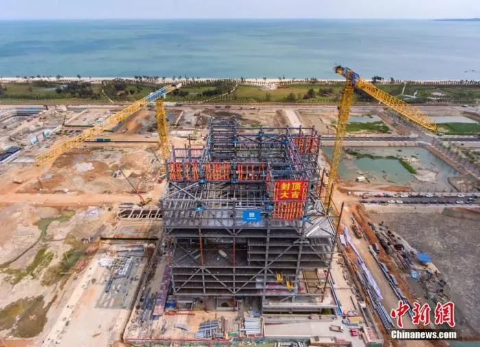 图为航拍海南国际能源交易中心钢结构封顶现场。
中新社记者 骆云飞 摄
