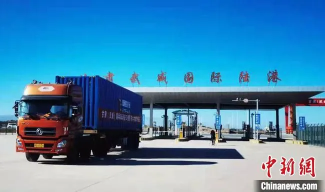 图为甘肃省首次直通进口俄罗斯木材顺利通关。　兰州海关供图