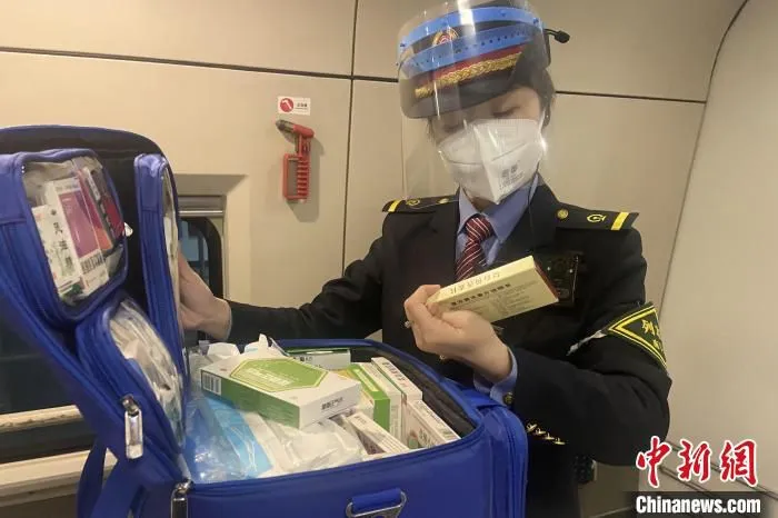 图为列车长检查药箱内的药品。　 郑璐瑶 摄
