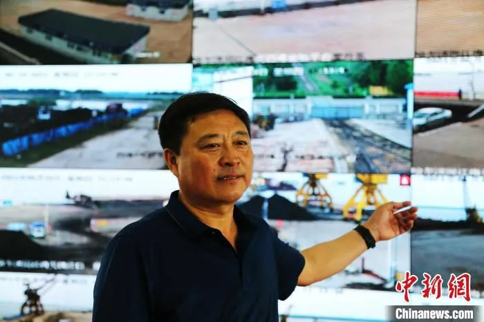李恩国介绍同江西港相关情况。　姜辉 摄