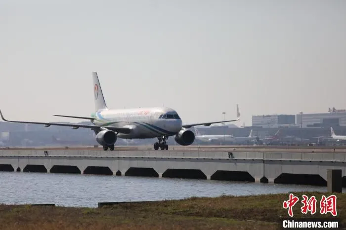 国内机场首套跑道端绕滑道系统投入运行，预计可减少约70%落地航班穿越起飞跑道的情况 上海机场供图