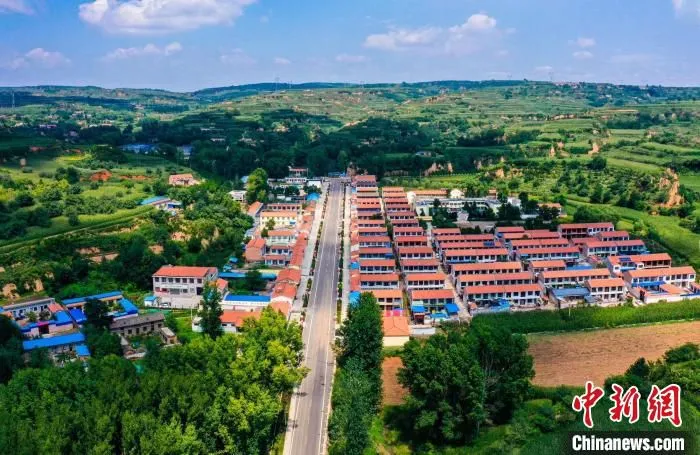 屯留旅游公路穿过村庄。　李红卫 摄