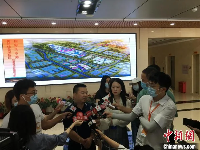 图为梅州综合保税区建设服务中心主任曾辉在接受记者采访 宋秀杰 摄