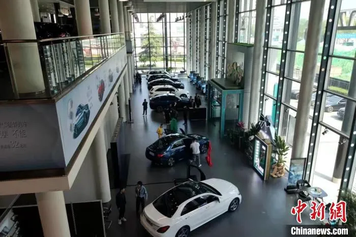 图为西安一汽车4S店。(资料图) 梅镱泷 摄