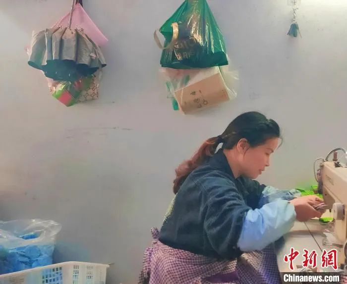 东安中田社区云云玩具厂女工朱德会在就业车间上岗 。　 谢助民 摄