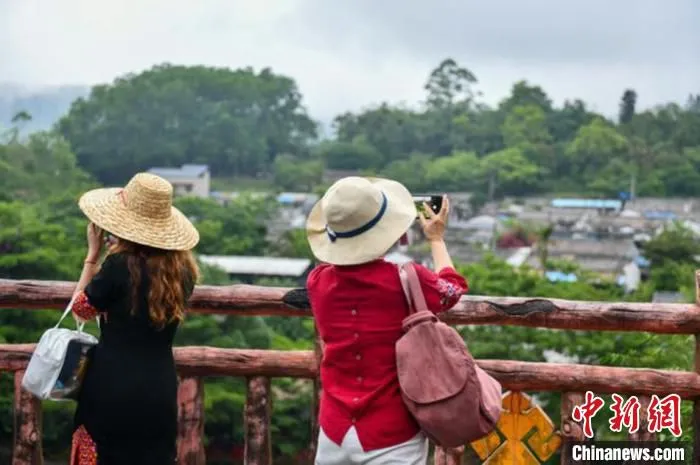 雨后的琼中什寒村宛若画卷，游客在拍摄美景。　凌楠 摄