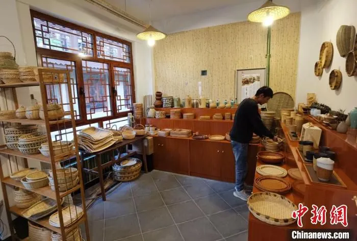 图为竹编手艺人张照杰整理其满屋子的竹编工艺品。　冯志军 摄
