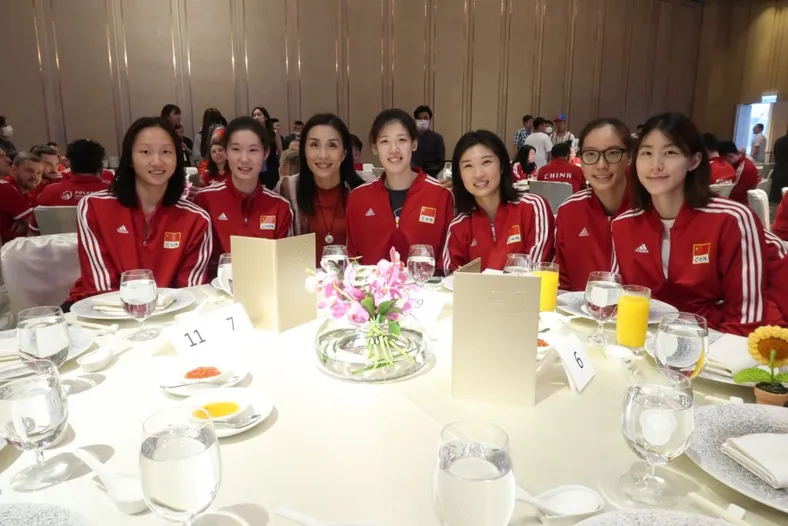 前中國女排隊長孫玥（左三）與現役球員相談甚歡。陸永鴻攝