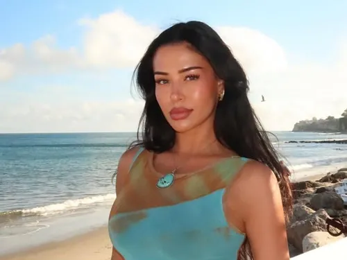 Jude Bellingham's WAG Ashlyn Castro Stuns with Beachside Photos as Real Madrid Prepare for Decisive El Clasico