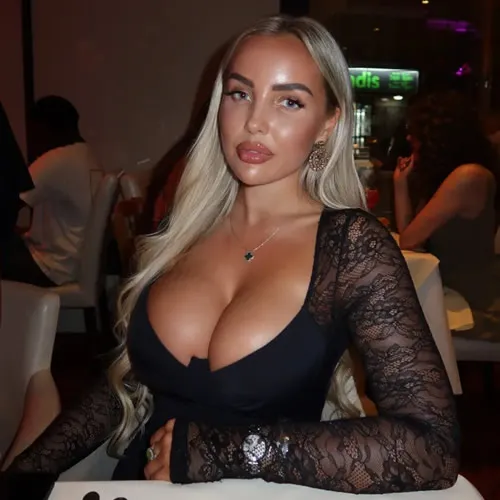 Cole Palmer's Girlfriend Dazzles in Desert During Egyptian Getaway