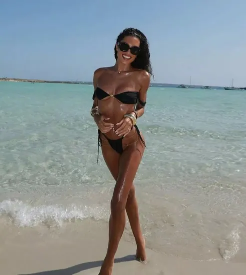 Man Utd eye world class midfielder wasting talent in 'retirement' with hot wife
