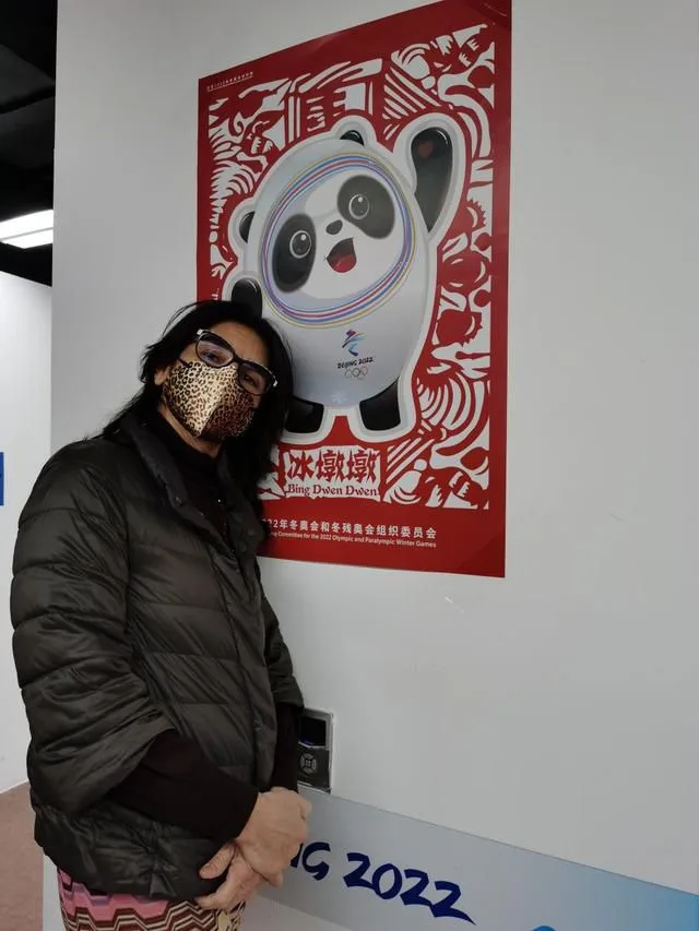 图为交接仪式艺术总监莉达·卡斯特利