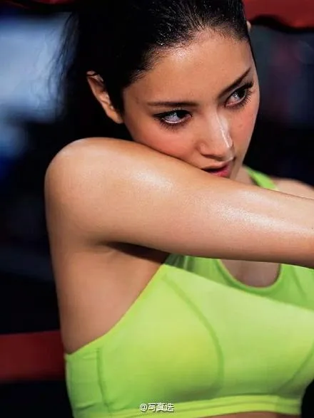 日本名模菜菜绪爱健身：九头身完美身材让人惊叹