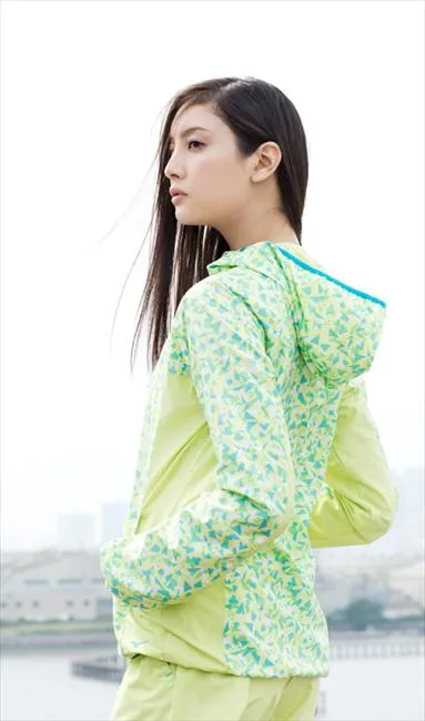 日本名模菜菜绪爱健身：九头身完美身材让人惊叹