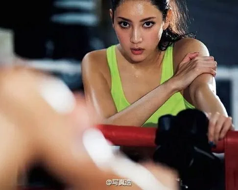 日本名模菜菜绪爱健身：九头身完美身材让人惊叹