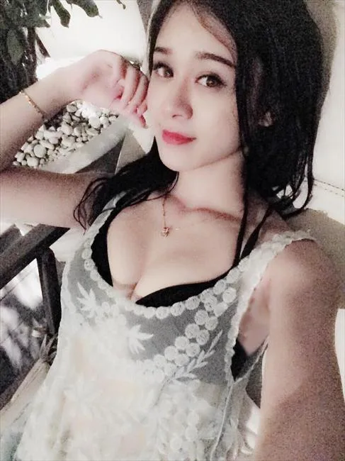 越南狂野机车美女上演怒火街头 火辣身材狂吸睛