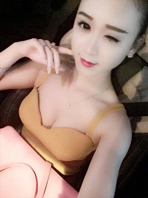 越南狂野机车美女上演怒火街头 火辣身材狂吸睛