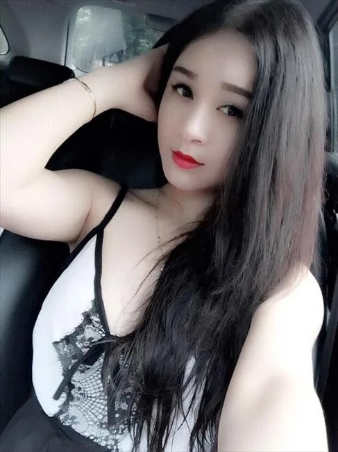越南狂野机车美女上演怒火街头 火辣身材狂吸睛