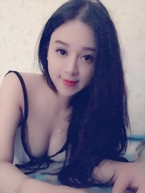 越南狂野机车美女上演怒火街头 火辣身材狂吸睛