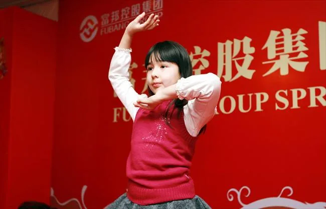阿的江女儿阿迪娜长大成人：萌娃变清纯女神