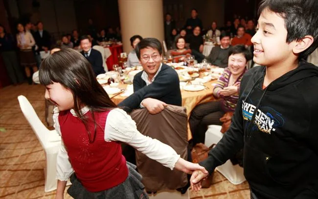 阿的江女儿阿迪娜长大成人：萌娃变清纯女神
