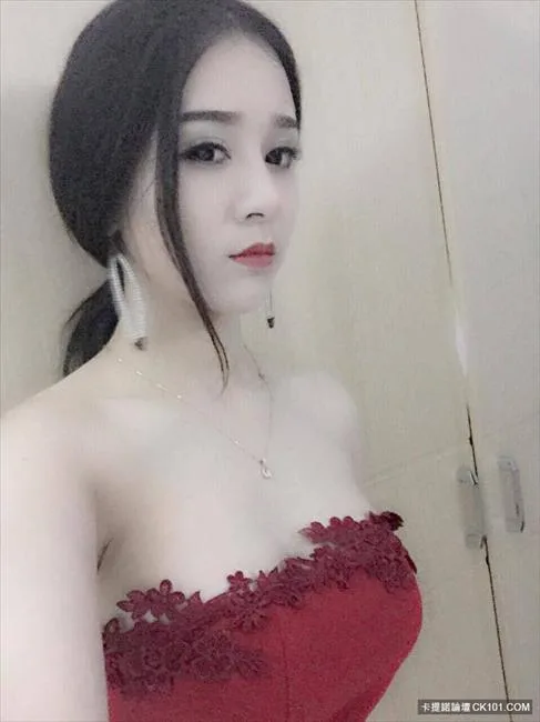 越南狂野机车美女上演怒火街头 火辣身材狂吸睛