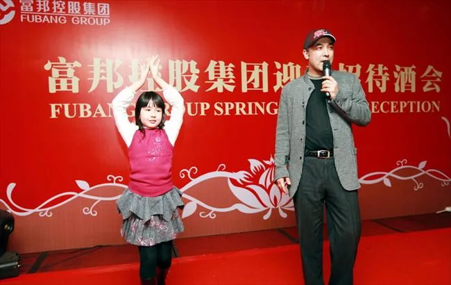 阿的江女儿阿迪娜长大成人：萌娃变清纯女神