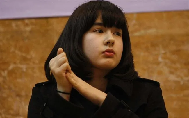 阿的江女儿阿迪娜长大成人：萌娃变清纯女神