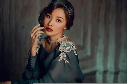 郑罗茜复古华服照曝光 曼妙身姿演绎清新淡雅