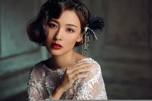 郑罗茜复古华服照曝光 曼妙身姿演绎清新淡雅