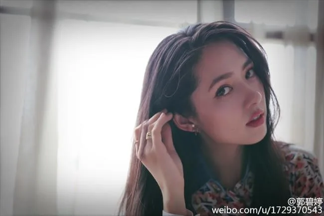 郭碧婷微博晒照卧地露美腿 长发红唇眼神魅惑