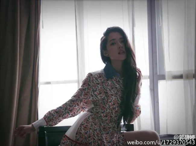 郭碧婷微博晒照卧地露美腿 长发红唇眼神魅惑