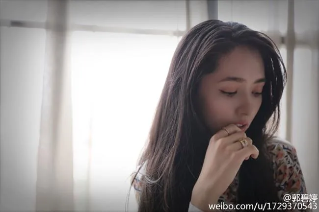 郭碧婷微博晒照卧地露美腿 长发红唇眼神魅惑