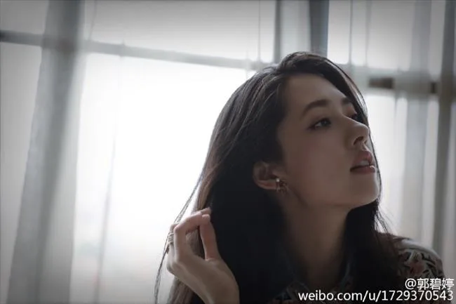 郭碧婷微博晒照卧地露美腿 长发红唇眼神魅惑