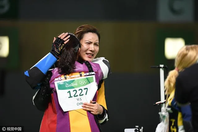 女子10米气步枪中国丢首金 杜丽易思玲获银铜