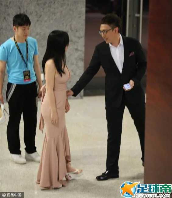 美女柳岩大秀诱惑健身照 丰乳细腰身材火辣