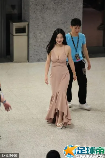 美女柳岩大秀诱惑健身照 丰乳细腰身材火辣