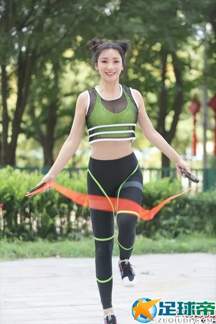 美女柳岩大秀诱惑健身照 丰乳细腰身材火辣