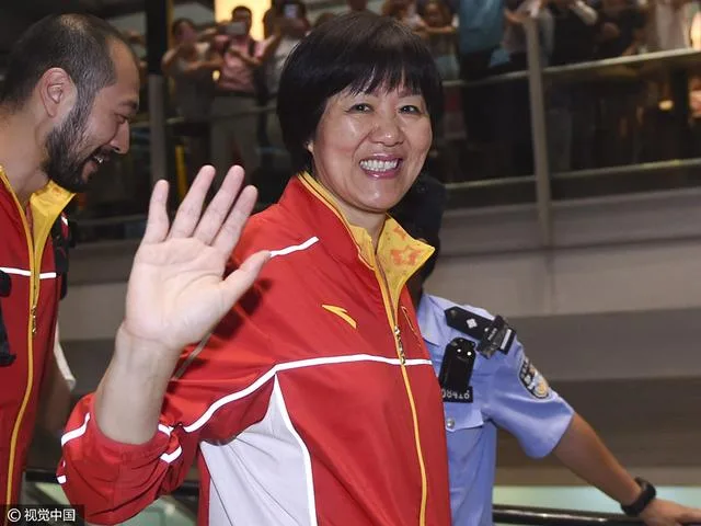 女排载誉回国球迷拉横幅迎接 粉丝现场唱国歌