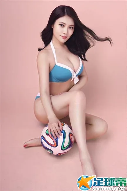 宅男女神徐冬冬俯卧翘腿玩自拍 34E美胸一览无遗