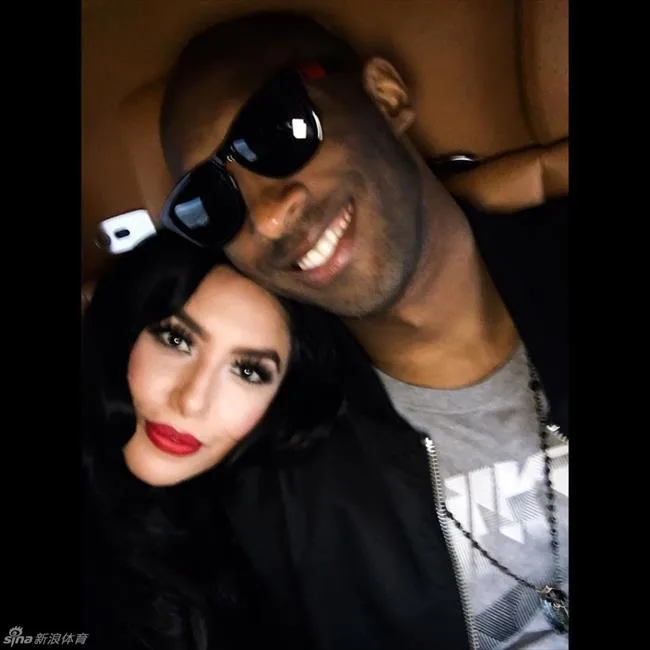 科比退役后日日晒与美妻瓦妮莎合照 堪称专业虐狗
