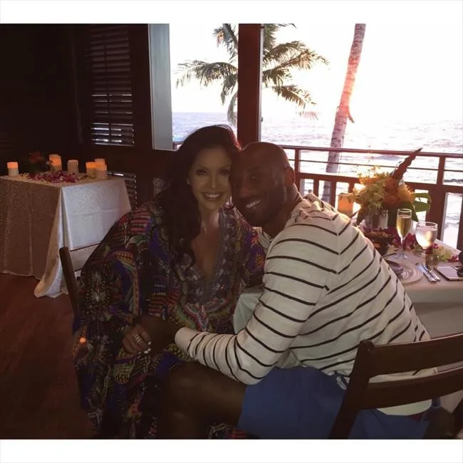 科比退役后日日晒与美妻瓦妮莎合照 堪称专业虐狗